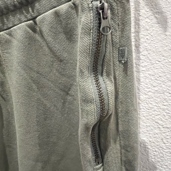 Mondetta outdoor project green joggers with zipper pockets and back pockets - Picture 2 of 7